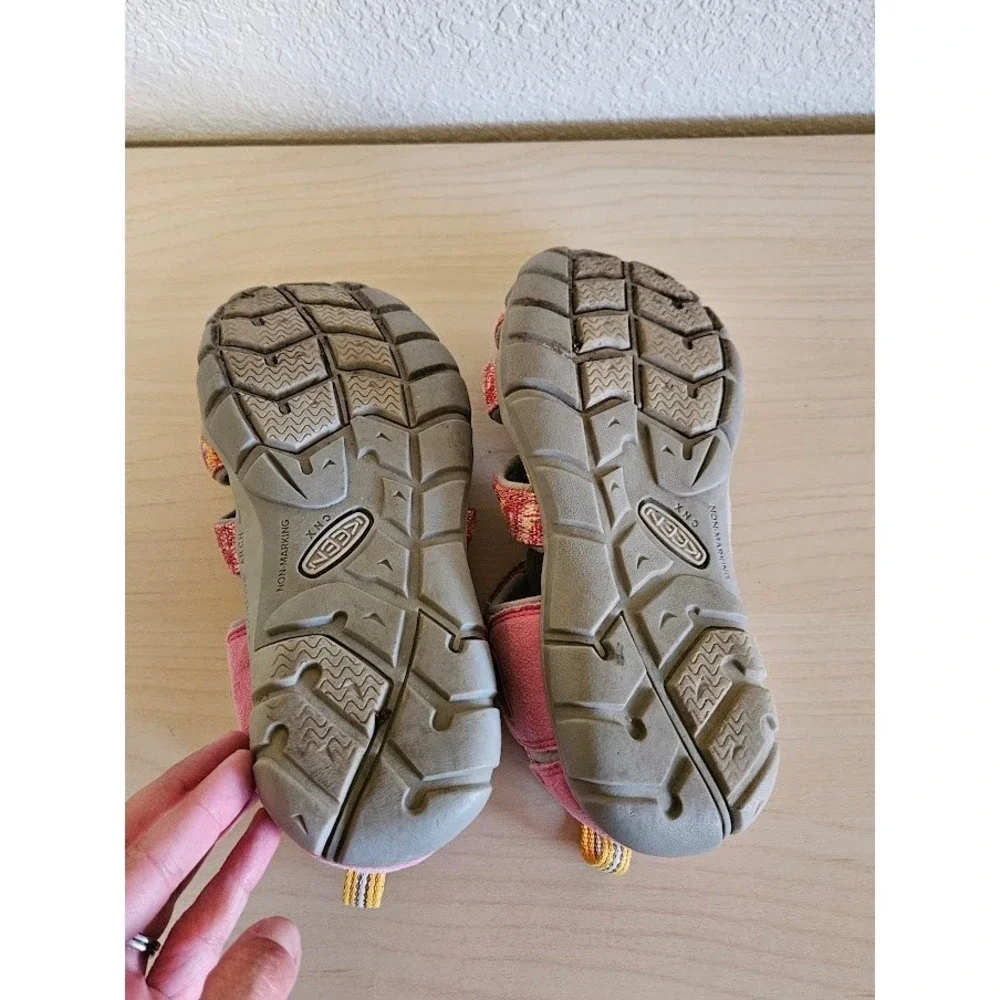Keen Sandals Seacamp II CNX Hiking Water Shoes Girls Size 4 Very Berry Pink